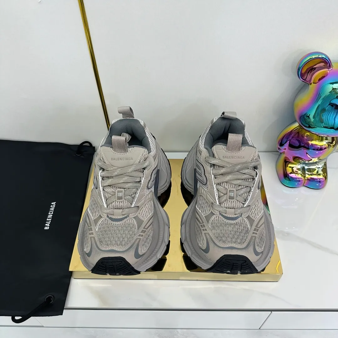 👟👟Ex-factory price 680👟👟 Balenciaga Balenciaga CARGO 6XL Sneakers Round-toe lace-up Low-cut lifestyle mesh lace-up Low-cut catwalk retro Balenciaga is always at the forefront of fashion. This model has huge size and eye-catching design. It is in line with the current "" trend. It uses an all-black color scheme to create a low-key yet gorgeous effect. The 6XL size makes it a conspicuous presence in the market. Suitable for people who pursue individuality. The products released this time once again reflect their innovation capabilities. They are made of microfiber and mesh. Its avant-garde design, exaggerated volume and reflective details give it a special silhouette. It is made of mesh material, which brings good foot feel, comfortable and breathable. The appearance still adopts the classic shape. The shoe body is fashionable and easy to wear. Item No.: 815859 W2MV2 1012 Size: 35-46